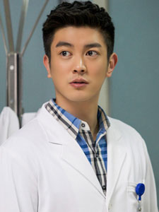 《青年医生》杜江身着白色医生制服帅气十足