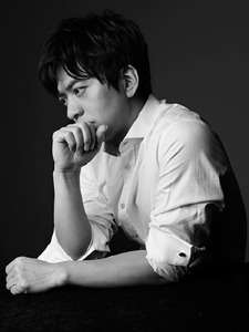 歌手李健的黑白衬衫照片