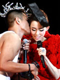 范玮琪2012演唱会高雅女王装扮 老公陈建州甜蜜献吻