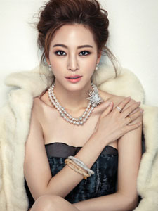 韩国女星韩艺瑟时尚写真 尽显高贵优雅气质